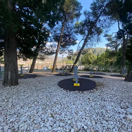 White Hill موستار